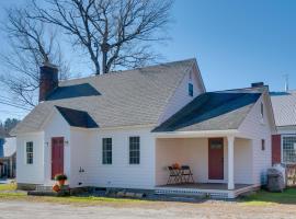 Charming Farmhouse Walk to Village and Trails!，位于East Burke的酒店
