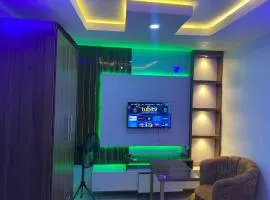 Cee&Tee 2 BEDROOMS FLAT - 247 Electricity - Solar Inverter AC in bedrooms