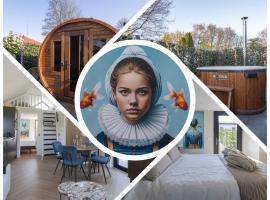 Tiny Wellness House in Heinkenszand with a private sauna, hottub, garden, airco, free wifi, boutique design and a luxury wellness experience，位于heinkenszand的酒店