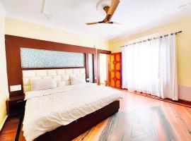 A Premium Hotel Kavyansh Near Bypass Road - Hygiene & Spacious Room - BEST HOTEL IN BHIMTAL，位于比姆塔尔的酒店