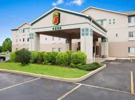 奥罗拉纳帕维尔速8酒店