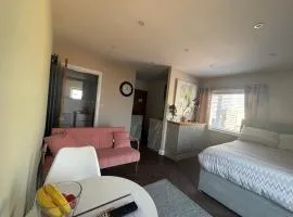 1 double bed studio with private access and parking