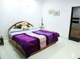 1 BHK luxury Bedroom Penthouse ,Couple Friendly，位于贝尔高姆的酒店