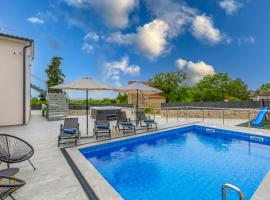Adri Villa with private heated pool, jacuzzi, sauna & gym，位于克拉斯的酒店