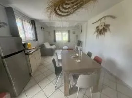 Maison conviviale à Camiers - 60 m² avec jardin paisible