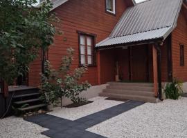 Domek "Klimat Podlasia" DomkinadBugiem - jaccuzzi na życzenie, wspólne dla 2 domków，位于Korczew的酒店