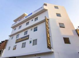 HOTEL AMBASSADOR SUKHNA LaKE CHANDIGARH，位于钱德加尔的带停车场的酒店