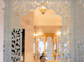 Shanti Resort & Deluxe SPA，位于Sarbori&scaron;kės I的带泳池的酒店