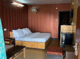 Hotel Seerat Residency，位于Shogi的酒店