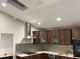 Modern secure townhouse，位于Oldcastle的酒店