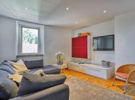 TITTI appartamento tra lago e città，位于瓦雷泽的酒店