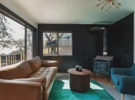 Secluded rustic 2-bedroom cabin at nature retreat