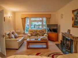 Farnborough Stay - 5 Bedrooms