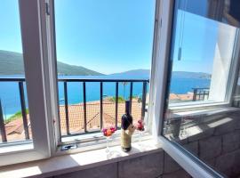 Luxury 3BR Duplex with Pool 2 Mins from Beach in Kumbor，位于赫尔采格诺维的酒店