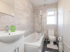 Modern Two Bedroom House with Parking，位于提普顿的酒店