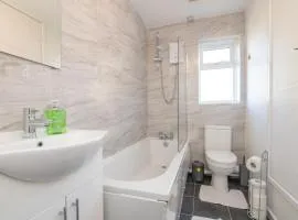 Modern Two Bedroom House with Parking