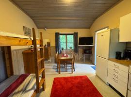Stuga på en vacker campingplats，位于Ramsjö的酒店