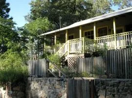 Stylish Artistic Cabin Vacation Rental near Sequoia Kings National Park