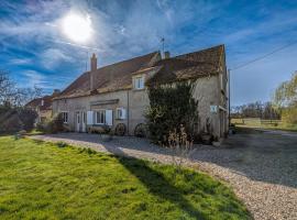 Charmante maison avec piscine en Brenne – 2 ch, jardin, draps et ménage inclus - FR-1-591-315，位于Vendoeuvres的酒店