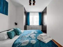 Sapphire Sky Deluxe Apartment by BookingHost