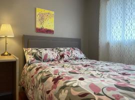 Private Bedroom-Washroom-Small Living Room，位于哈利法克斯的酒店