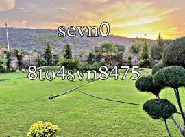 Sunset luxury Private Farmhouse，位于古尔冈的酒店