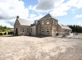 JOIVY Greenknowes Estate with Hot Tub and Bar - Farmhouse and Lodge