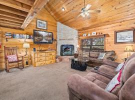 Ozark Escape-Hot Tub-Rural Cabin-9 mi to Eureka DT，位于尤里卡斯普林斯的酒店