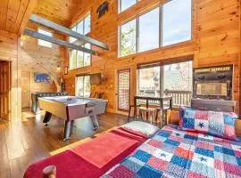 Blue Bear Lodge near Dollywood! 1 mile off PKWY Community Pool Hot tub Game Rm