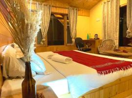 Absoulte Freedom Snowy Water Stream Luxury Cozy BnB Retreat，位于纳加尔的酒店