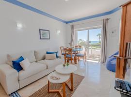 Ocean Vista Retreat with Beach & Pool Access by Drago Rentals，位于阿尔布费拉的酒店