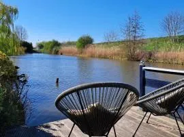 Waterlodge met waterfiets op monumentaal fort