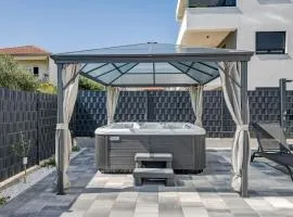 Luxury apartment with jacuzzi in Trogir