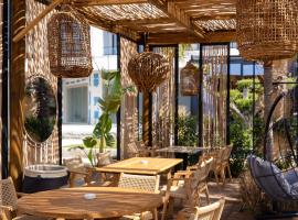 Sea & Sand Hotel，位于伏罗拉的酒店