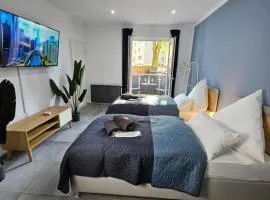 Modern Homes - Voll ausgestatte Wohnung - Balkon - Hotelbetten - 4K TV - WLAN