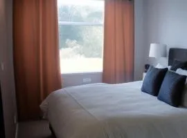 Habitación central con balcón, baño privado y parqueadero