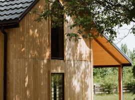 Domek "Pod Laskiem" DomkinadBugiem - jaccuzzi na życzenie, wspólne dla 2 domków，位于Korczew的酒店