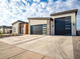 Luxury Home Near Sand Hollow，位于哈里肯的酒店