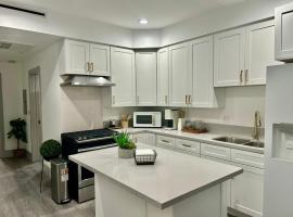 Newly Built Stylish Modern 2B In LA，位于North Sherman Way的公寓