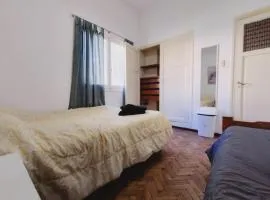 Habitación en departamento de artistas en el corazón de Mendoza