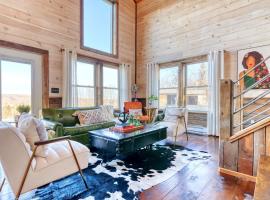 Picture Worthy Cabin with Hot Tub on 10 Private Acres，位于Sterling的酒店