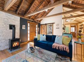 Perfect Couples Cabin Fireplace Firepit & Wine Nearby，位于霍利的酒店