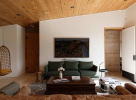 Willow Creek - Modern Sunlit Bungalow，位于Hillier的酒店