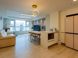 New Apt 34py 3min to Haeundae Beach LG StanbyMe & Styler Netflix & Sky Capsule