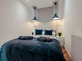 Central Apartment- Stunning Sea Views- 100m to Beach- Brand New for 2025- Sleeps 6