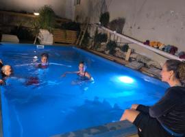 guest house אשראם בכרמל - אכסניה，位于Dāliyat el Karmil的青旅