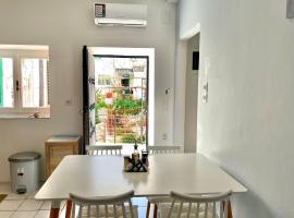 The Humble Home in Corfu，位于贝尼蔡斯的酒店
