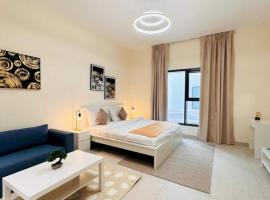 Dancenter Retreat Sheikh Zayed Road，位于迪拜阿勒马克图姆国际机场 - DWC附近的酒店