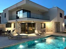 Prestige Villa COMPADRE Luxury Retreat in Mandre, Heated Pool, 4 Bedrooms, Seaside Comfort, NEW!