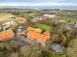 Large Pool House With 15 Bedrooms And Lots Of Activity Options